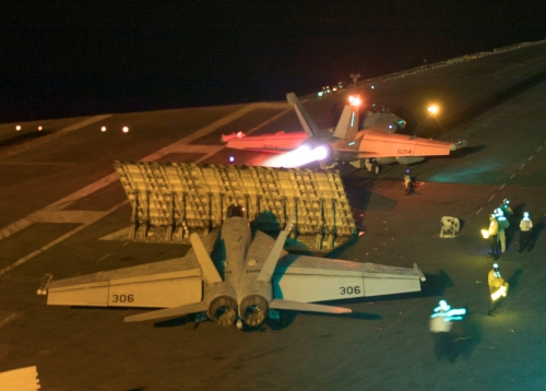 ▲홍해에 떠 있는 미국 항공모함 에이브러햄링컨호에서 10일(현지시간) F/A-18E 슈퍼호넷 전투기가 이륙하고 있다. 미국 정부는 지난 12일 아랍에미리트(UAE) 근해에서 일어난 선박 피습 사건의 배후에 이란이 있다고 의심하고 있다. 로이터연합뉴스 
