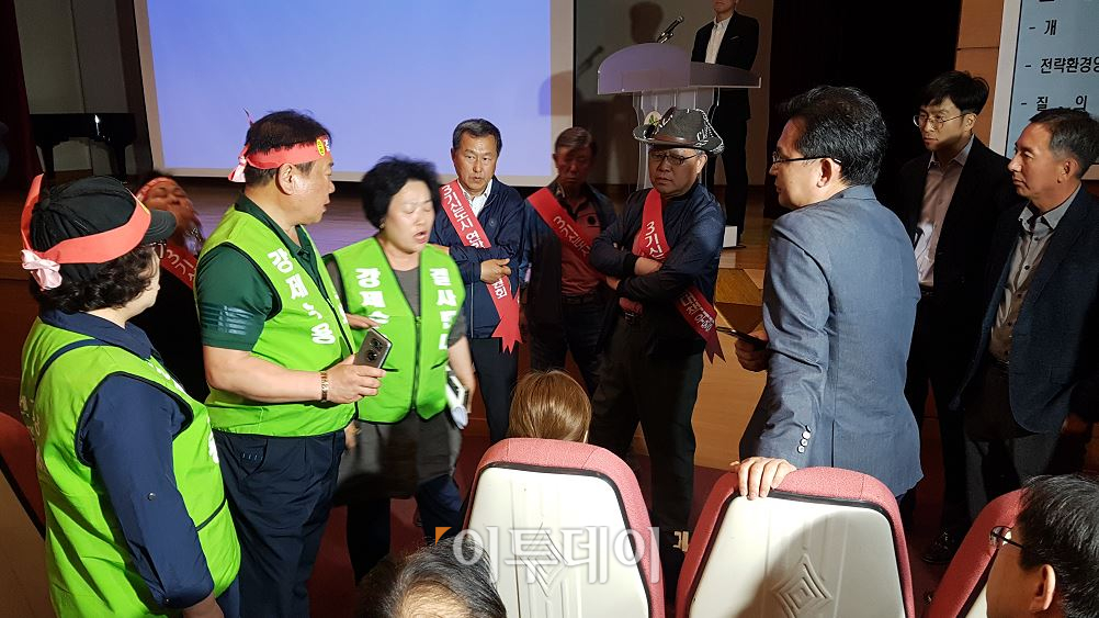 ▲14일 오후 인천 계양구청에서 예정된 인천계양 테크노밸리 공공주택지구 전략환경영향평가서 설명회 현장에서 주민들이 국토교통부·한국토지주택공사(LH) 직원들에게 토지 강제수용에 반대하며 항의하고 있다. 서지희 기자 jhsseo@