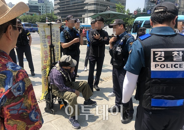 ▲대한애국당 당원이라고 자처한 한 시위자가 세월호 기억공간 옆에서 경찰과 대치하고 있다. 그는 현 정부와 세월호 관계자를 향해서 불만을 토로했다. (홍인석 기자 mystic@)