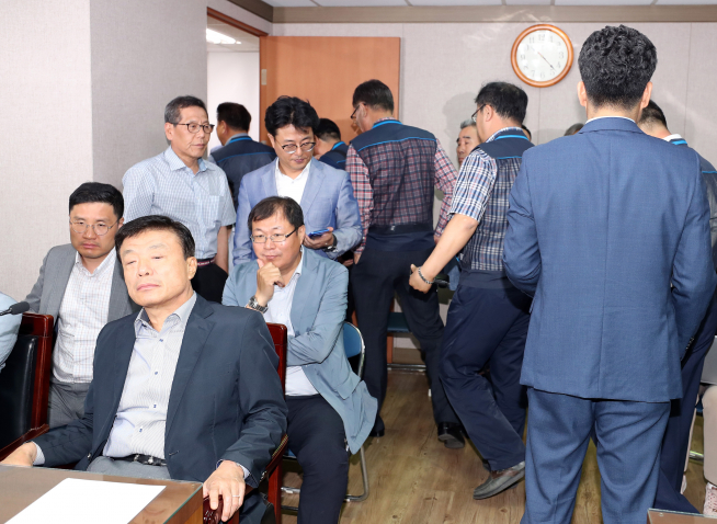 ▲서울 버스 파업 예정일을 하루 앞둔 14일 서울 영등포구 문래로 서울지방노동위원회에서 재개된 조정 회의가 정회되자 노조 측 관계자들이 자리를 나서고 있다.(연합뉴스)