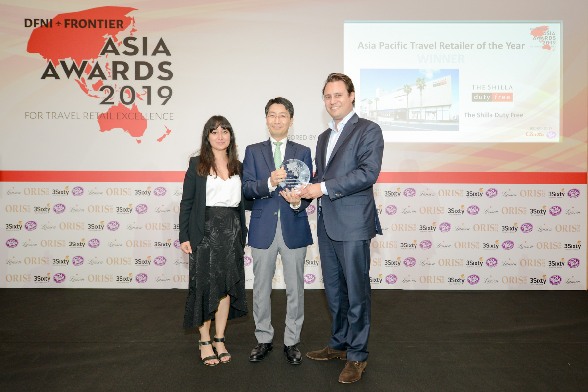 ▲김진혁(중앙) 신라면세점 해외운영총괄 사업부장과 관계자들이 수상 후 기념 사진을 촬영하고 있다.(사진제공=신라면세점)