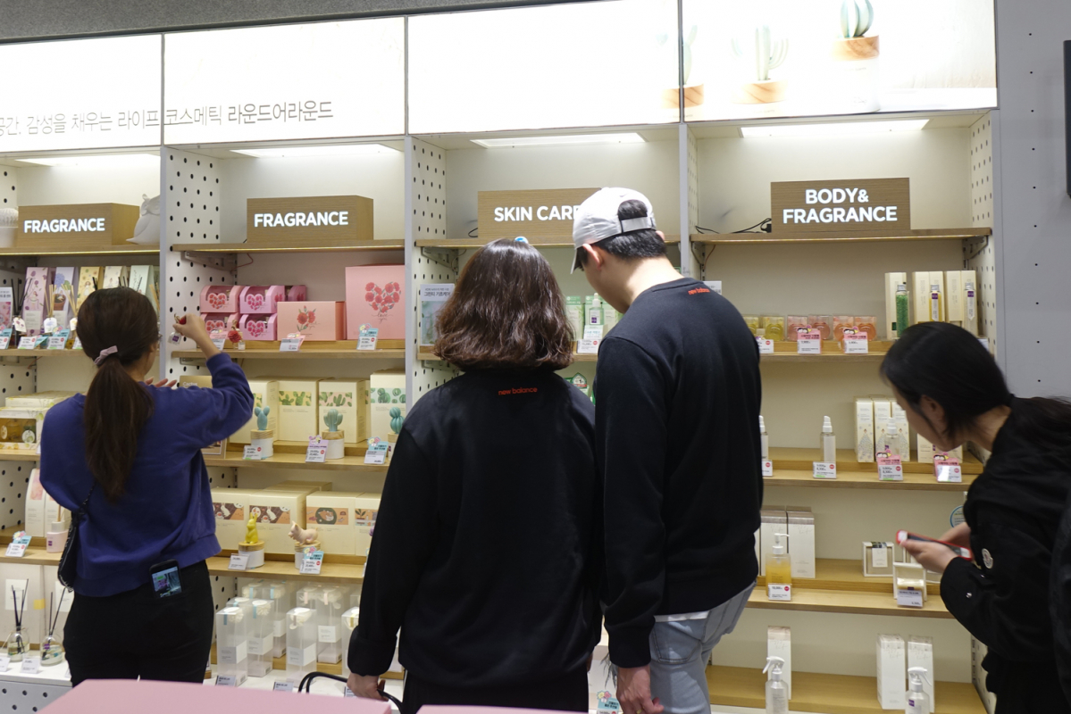 ▲14일 올리브영 명동본점을 방문한 고객들이 선물을 고르고 있다. (사진제공=올리브영)