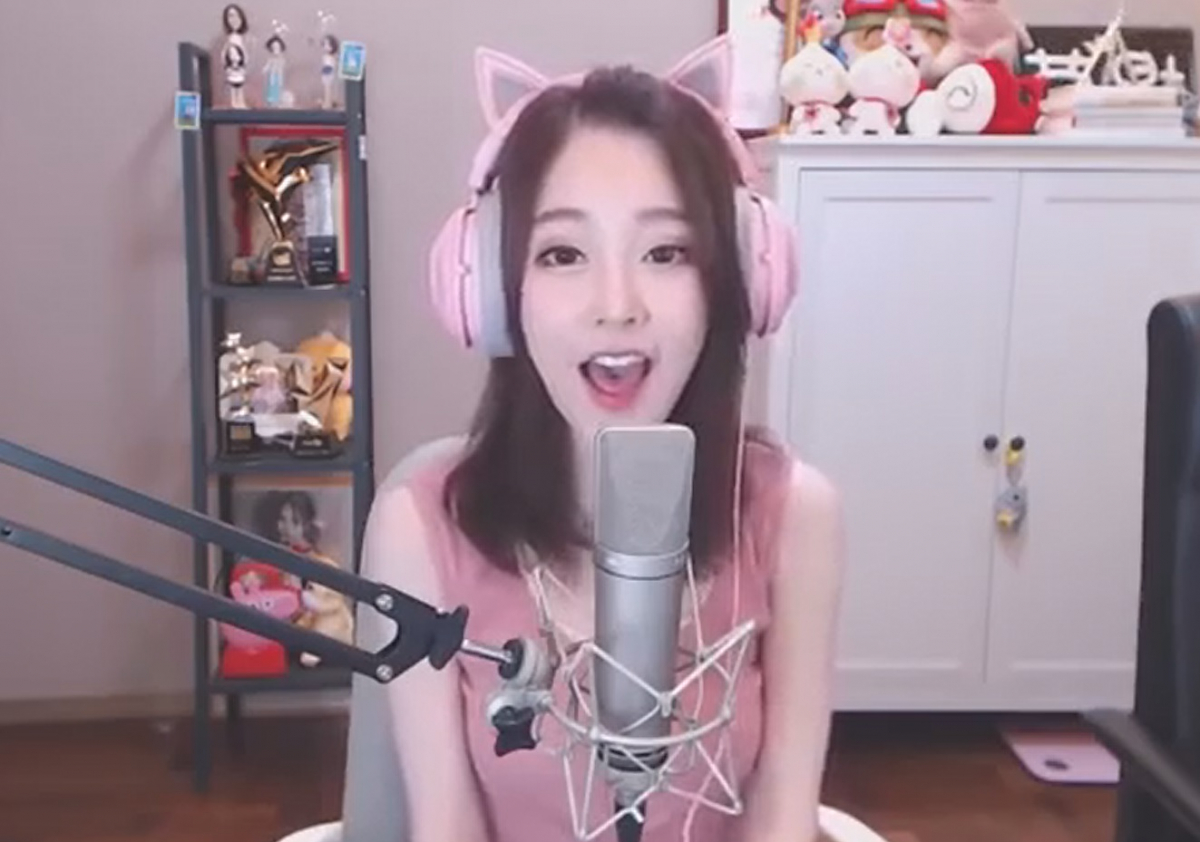 ▲중국 동영상 플랫폼 도유(Douyu)티비•웨이보(Weibo) 등에서 5,000만 명 이상의 구독자를 보유해 폭발적인 인기를 누리고 있는 왕퐁 '펑티모'의 고양이송 영상.jpg (사진제공= CJ ENM 다이아티비)