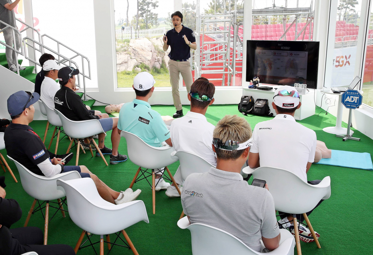 ▲보안전문기업 ADT캡스가 14일, SK텔레콤 오픈 2019를 맞아 인천 중구 소재의 스카이72 골프앤리조트(하늘코스)에서 심폐소생술에서 강의를 진행했다.(사진제공= ADT캡스)