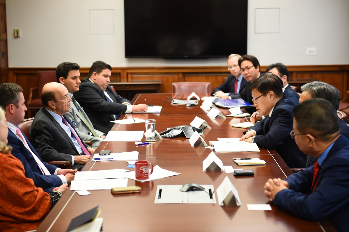 ▲김영주 한국무역협회 회장은 14일(현지시간) 미국 워싱턴DC에서 윌버 로스 미 상무장관을 만나 양국 무역의 상호 관심사에 대해 논의했다.(사진제공=한국무역협회)