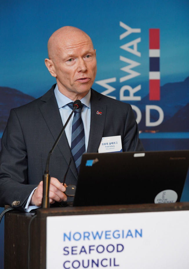 ▲15일 서울 플라자호텔에서 개최된 2019 노르웨이수산물위원회 기자 간담회에서 프로데 술베르그 (Frode Solberg) 주한 노르웨이 대사가 개회사를 진행하고 있다.