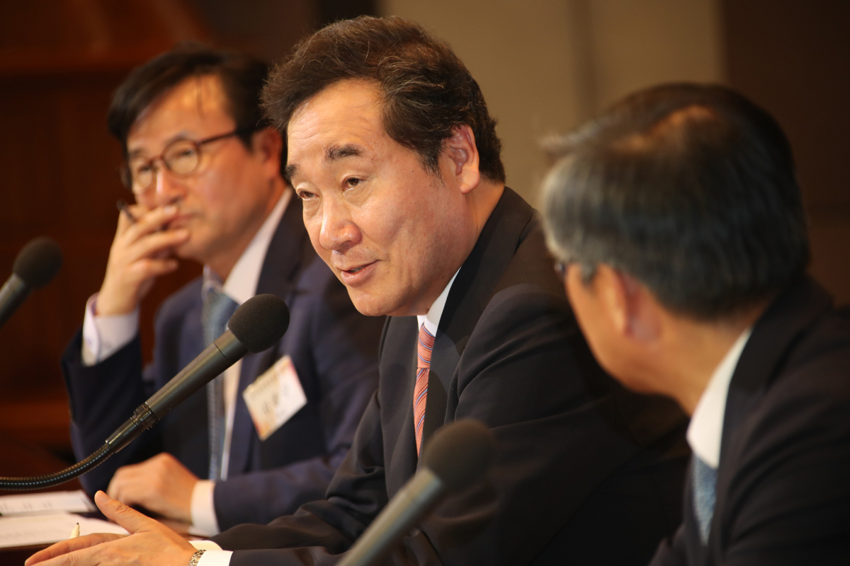 ▲이낙연 국무총리(가운데)가 15일 프레스센터에서 한국신문방송편집인협회 주최 토론회에서 발언하고 있다. (출처=연합뉴스)