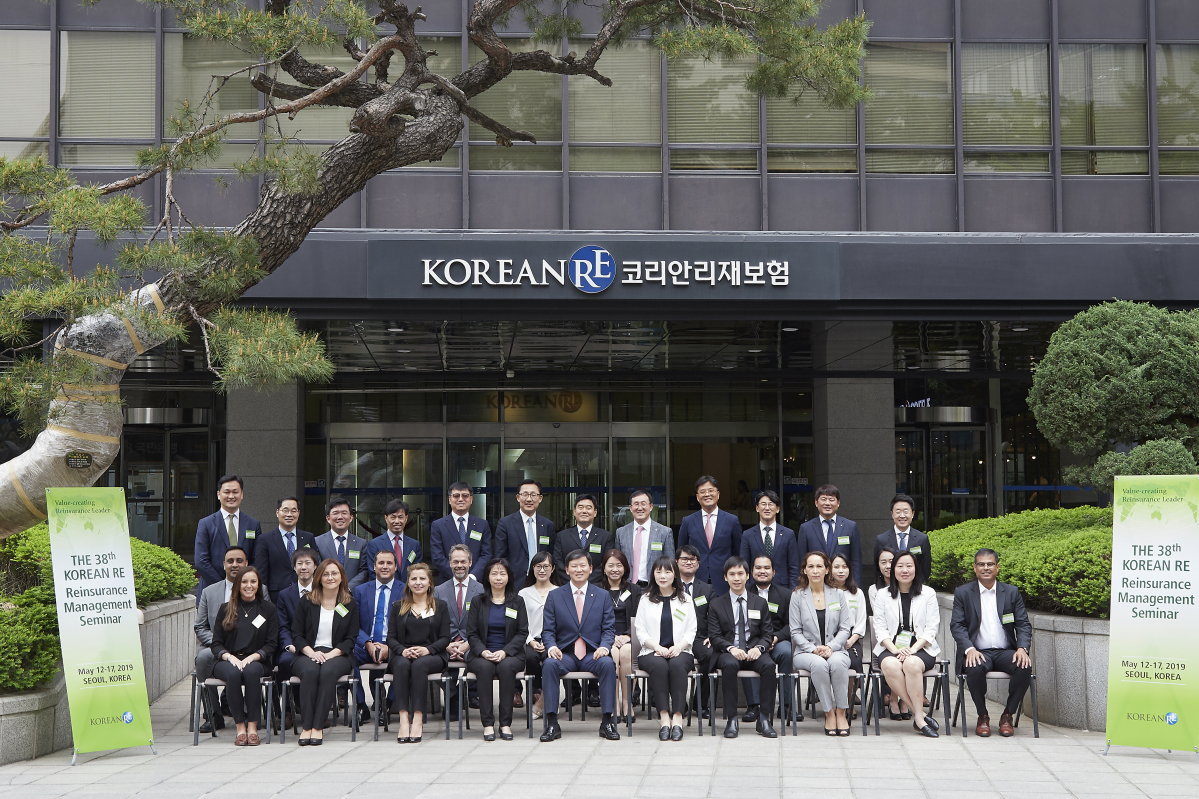 ▲코리안리 원종규 대표이사(앞줄 가운데)와 세미나 참가자들이 13일 서울 종로구 본점에서 열린 개회식에 참석해 기념촬영을 하고 있다.(사진제공=코리안리)