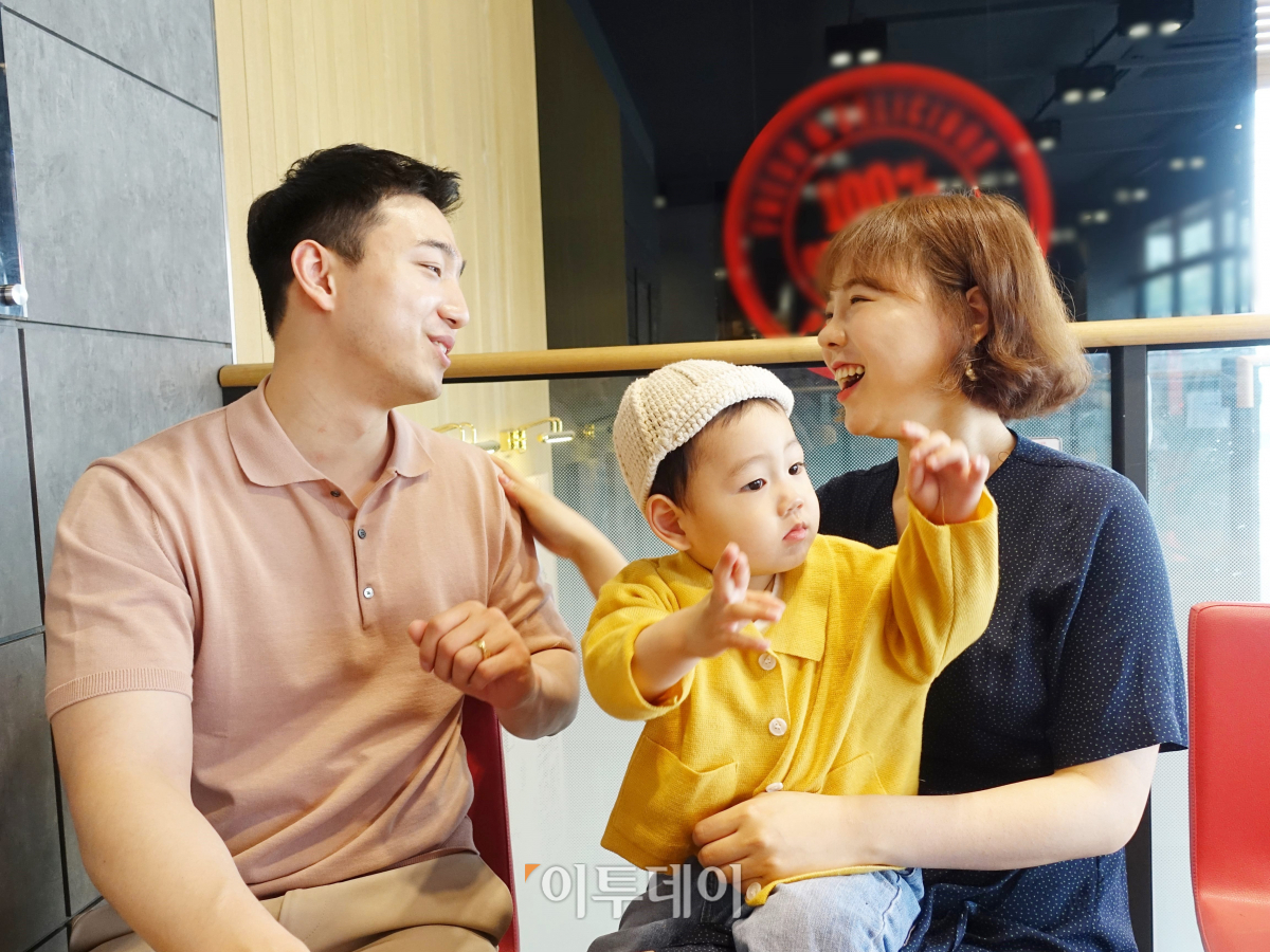 ▲무엇인가에 심취한 듯한 황하준 군(2)과 행복하게 이야기를 나누는 비글부부. 이들과 함께 있으면 행복한 기운이 주변사람에게도 전해진다. (김정웅 기자 cogito@)