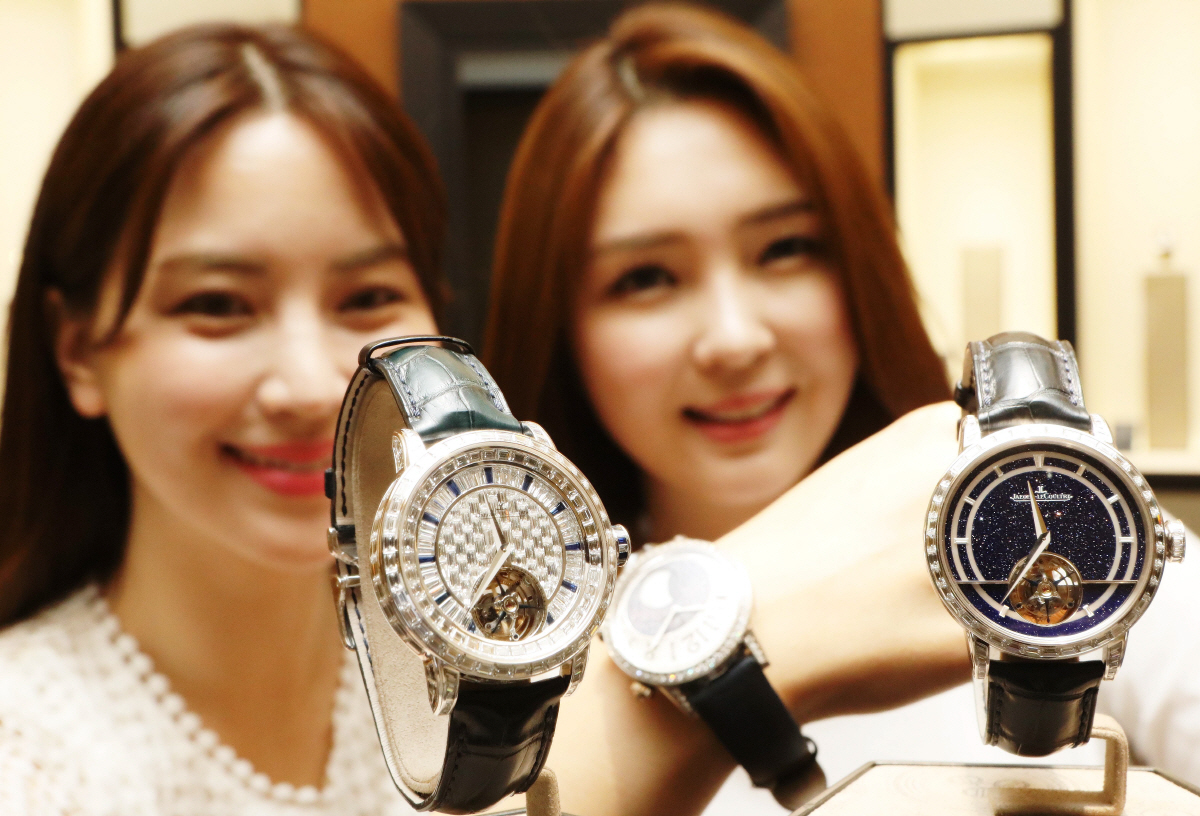 ▲15일 오전, 롯데백화점 소공동 본점 에비뉴엘 ‘예거 르쿨트르’ 매장에서 모델들이 6억 원대(왼쪽)와 3억 원대 시계를 소개하고 있다.