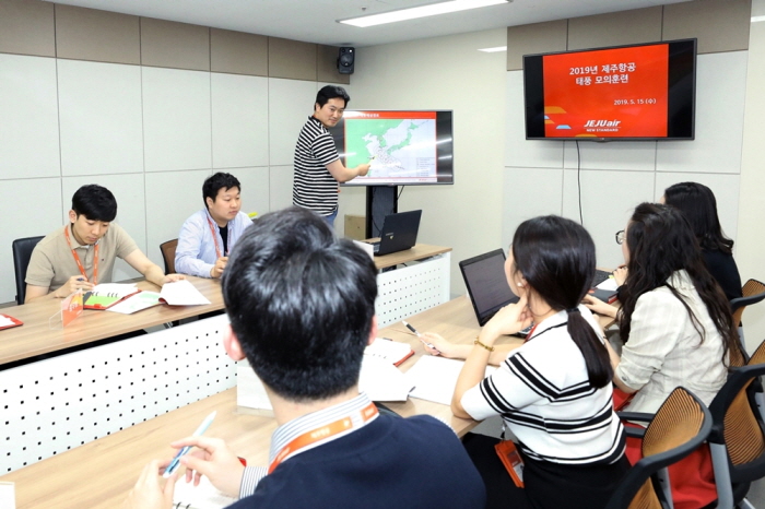 ▲15일 오후 제주항공 종합통제실에서 임직원들이 태풍대비 비상대응훈련을 진행하고 있다. 사진제공 제주항공