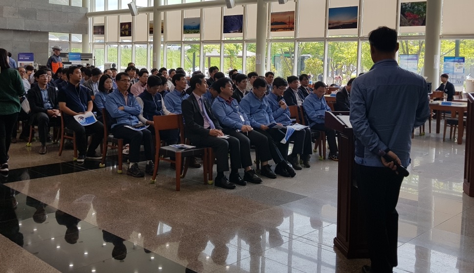 ▲한국수력원자력은 이달 15일부터 다음 달 13일까지 전국 주요 사업장에서 '중소기업제품 사업소 구매상담회'를 연다. 사진은 15일 한빛원자력본부에서 열린 구매상담회.(사진 제공=한국수력원자력)