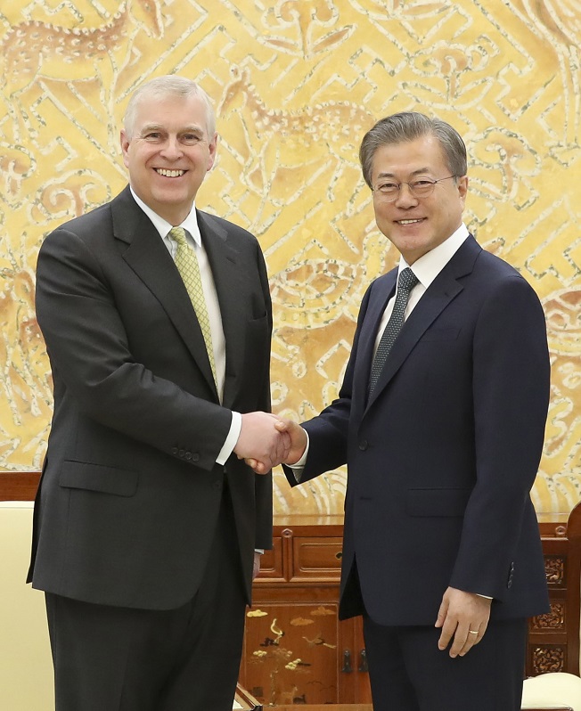 ▲문재인 대통령이 15일 청와대에서 엘리자베스 2세 영국 여왕의 차남 앤드루 왕자를 접견하고 있다.(연합뉴스)