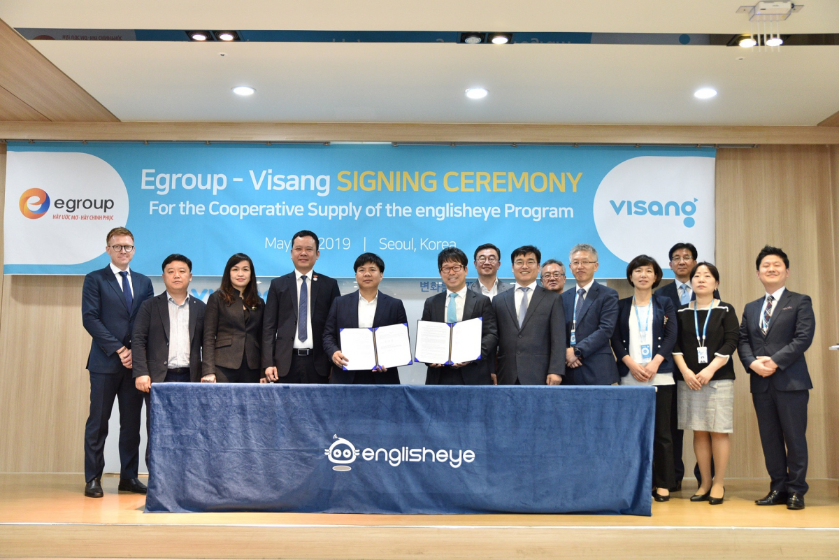 ▲비상교육은 지난 15일 서울 구로동 본사에서 베트남종합교육기업 이그룹(Egroup)과 자사의 초중등 영어 학습 프로그램 잉글리시아이 공급을 위한 계약 체결식을 가졌다. 응웬 응옥 뚜이 이그룹 회장(가운데 왼쪽)과 양태회 비상교육 대표(가운데 오른쪽)가 계약서를 들고 기념 촬영을 하고 있다.(사진제공=비상교육)