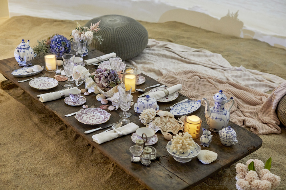 ▲ ‘그 곳에 함께(the Sea of Blue)’ 전시(사진제공=한국로얄코펜하겐)