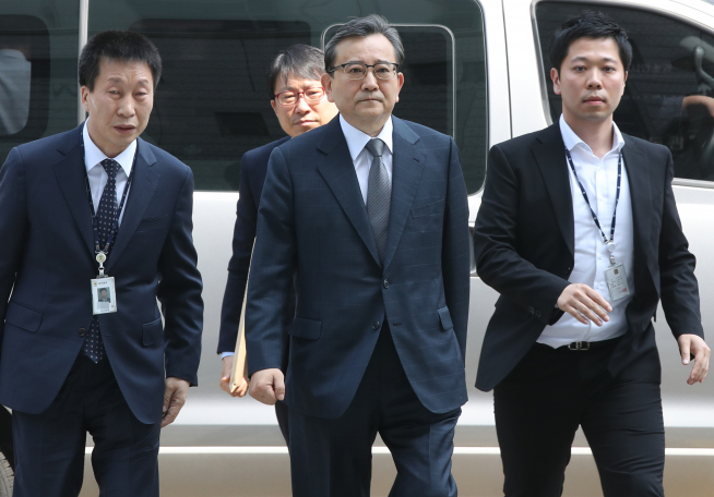 ▲뇌물수수·성접대 혐의를 받는 김학의 전 법무부 차관이 16일 오전 서울 서초구 서울중앙지법에서 열린 구속 전 피의자 심문(영장실질심사)에 출석하기 위해 법정으로 향하고 있다.(연합뉴스)