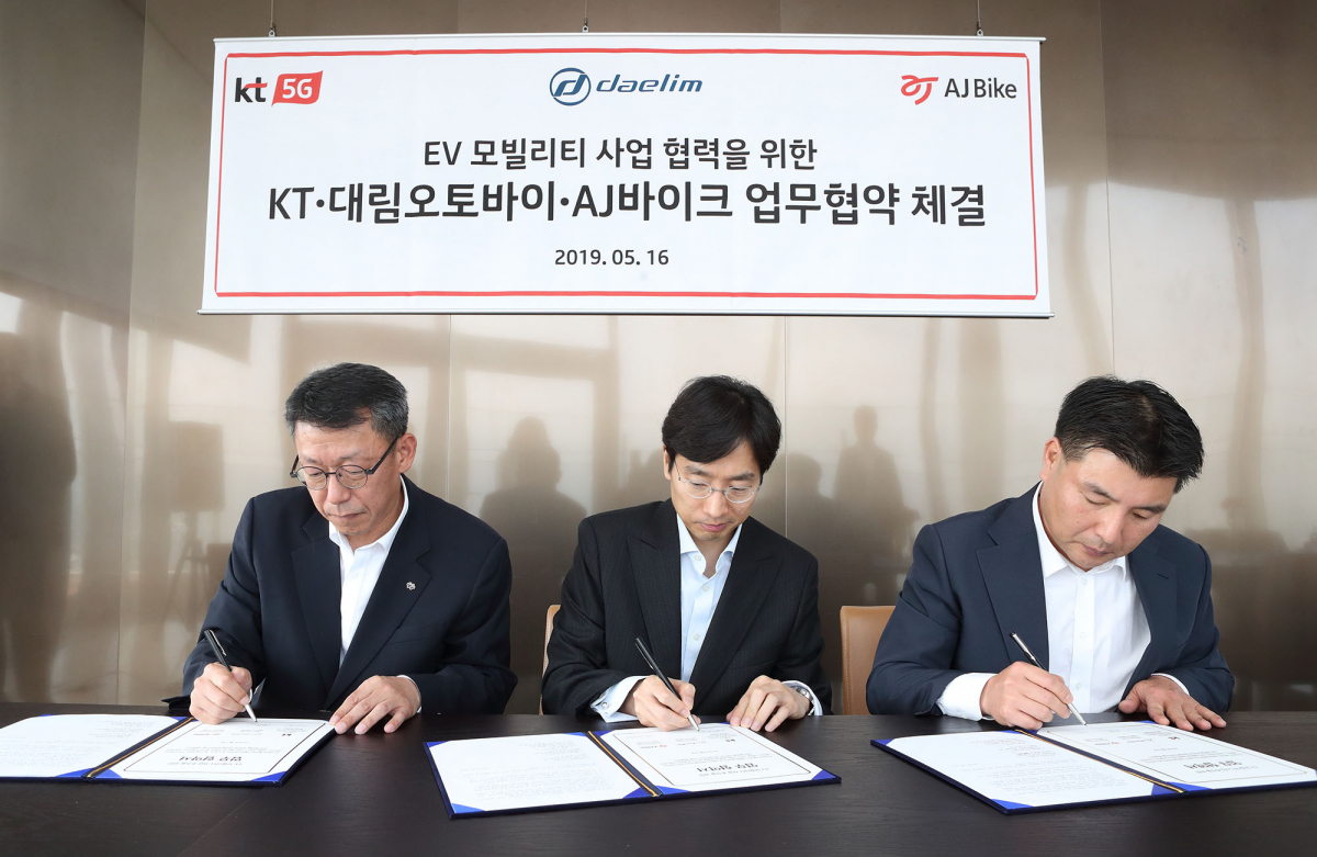 ▲대림오토바이와 KT, AJ바이크와 16일 KT 광화문빌딩에서 전기이륜차 사업 업무협약(MOU)를 체결했다. (사진 좌측부터 대림오토바이 배원복 대표, KT 최강림 센터장,  AJ바이크 서재원 대표 순)(사진=대림오토바이)