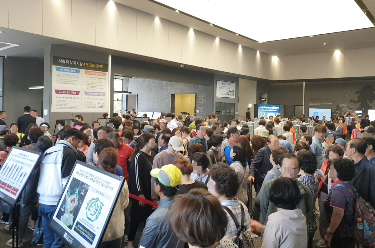 ▲‘사송 더샵 데시앙’ 견본주택에 몰린 인파 모습(사진=포스코건설)