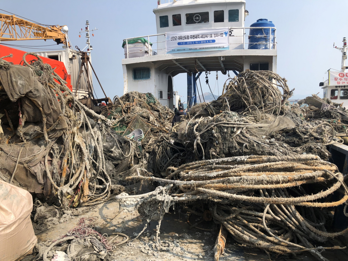 ▲해양환경공단이 대흑산도에서 해양폐기물 정화사업을 벌이고 있다.(출처=해양환경공단)