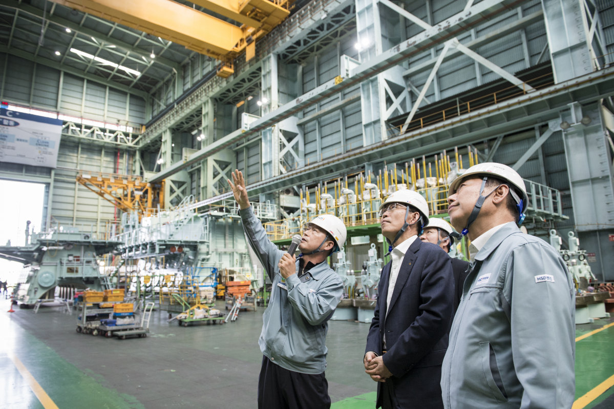 ▲은성수 수은 행장(사진 앞줄 왼쪽에서 2번째)이 16일 경남 창원시에 소재한 거래기업 HSD엔진을 찾아 관련업계의 애로사항을 청취하고 있다.(사진제공=수출입은행)