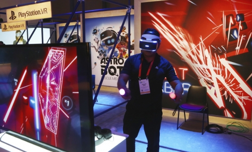 ▲미국 라스베이거스에서 1월 7일(현지시간) 소비자가전쇼(CES) 도중 한 참관객이 소니 플레이스테이션 부스에서 가상현실(VR) 게임을 체험하고 있다. 라스베이거스/AP뉴시스
