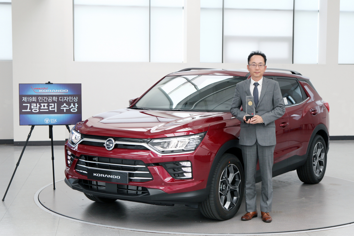 ▲쌍용차는 신차 코란도가 대한 인간공학회가 주관하는 19회 인간공학 디자인상에서 최고 영예인 그랑프리를 수상했다고 17일 밝혔다. (사진제공=쌍용차)