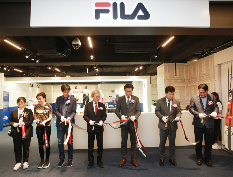 ▲(좌측부터) 휠라코리아 김정미 전무, 휠라 이태리 뮤지엄디렉터 아날리자  자니, 휠라코리아윤근창 대표이사.사장, 휠라 윤윤수 회장, 신세계백화점 임훈 부사장, 신세계백화점 박순민 상무, 휠라코리아 정승욱 전무 (사진제공=휠라)