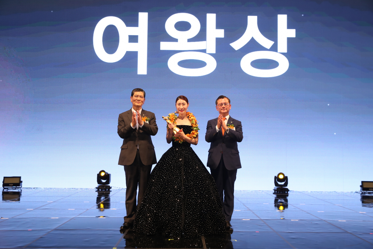 ▲2019년 연도대상 시상식에서 차남규 부회장(왼쪽)과 여승주 사장(오른쪽)이 여왕상을 수상한 강희정 FP명예상무(가운데)와 기념촬영을 하고 있다.(사진제공=한화생명)