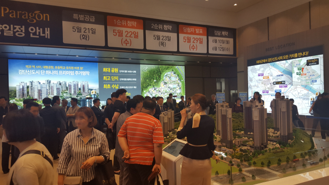 ▲지난 17일 인천 검단신도시에서 문을 연 '검단파라곤' 견본주택의 내부 모습. 이신철 기자 camus16@