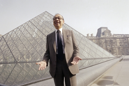 ▲프랑스 파리 루브르 박물관의 유리 피라미드 앞에서 건축가 이오 밍 페이가 웃고 있다. 파리/AP연합뉴스 
