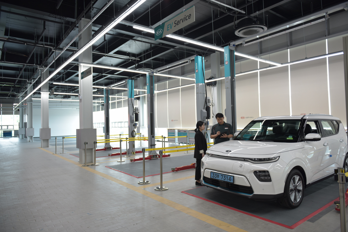 ▲기아자동차는 니로 EV, 쏘울 부스터 EV 등 전기차 출시에 발맞춰 전기차 고객의 차량 점검 용이성을 높이고 작업 편의성을 확보하기 위해 서비스 협력사 오토큐에 전기차 정비 작업장 ‘EV 워크베이’를 설치했다.(사진제공=기아차)