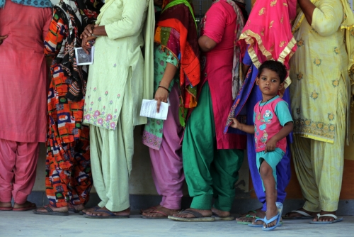 ▲인도 총선 마지막날인 5월 19일, 인도 시민들이 한 투표소장 앞에 줄을 서 있다./EPA연합뉴스
