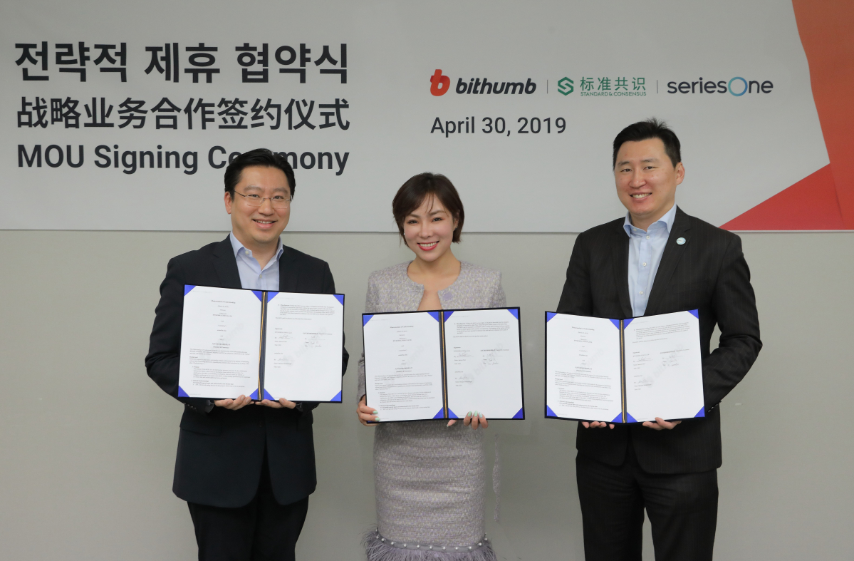 ▲최재원 빗썸 대표(왼쪽부터), 앨리스 유 SNC 공동설립자, 김병국 시리즈원코리아 대표가 4월 30일 서울 강남구 빗썸 본사에서 업무협약을 맺고 기념촬영을 하고 있다.(사진 = 빗썸 제공)