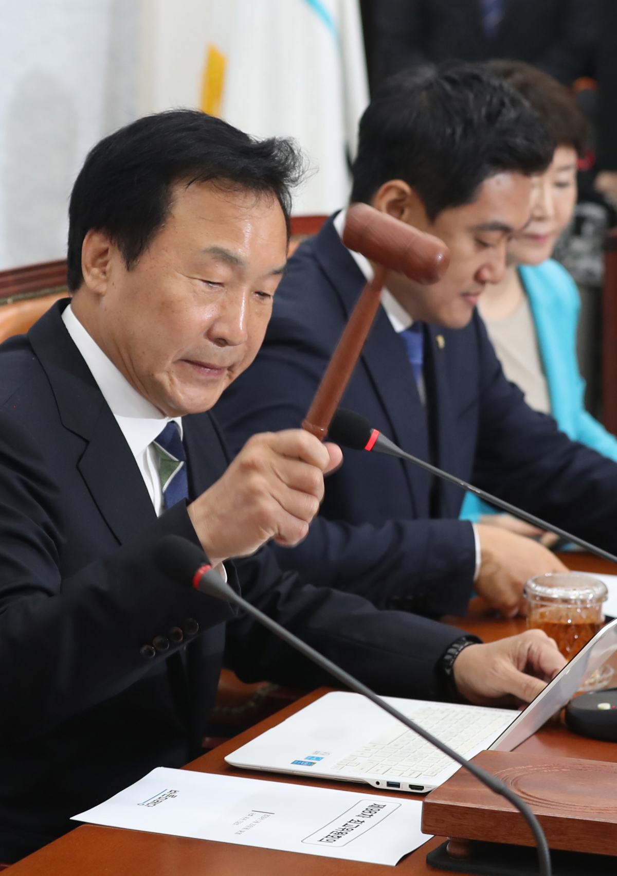 ▲20일 서울 여의도 국회에서 열린 바른미래당 제98차 최고위원회의에서 손학규 대표가 개회하고 있다.(사진=뉴시스)