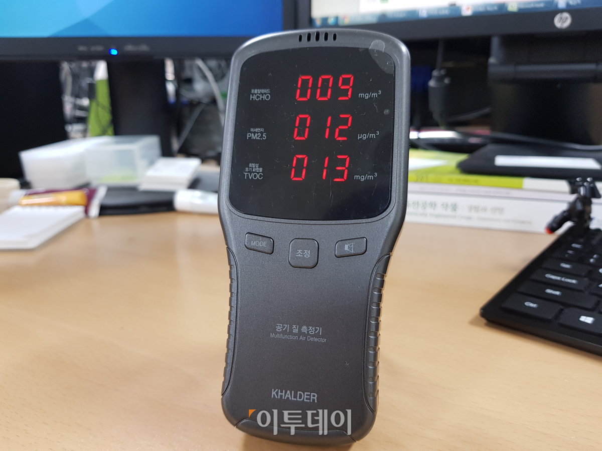 ▲테스트에 사용한 공기질 측정기. 위에서부터 PM10, PM2.5, PM1의 미세먼지가 종류별로 측정된다. 원래 이 정도가 정상적인 공기질이다. (김정웅 기자 cogito@)
