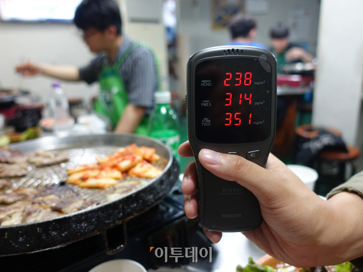 ▲A 음식점의 미세먼지 측정 결과. (김정웅 기자 cogito@)