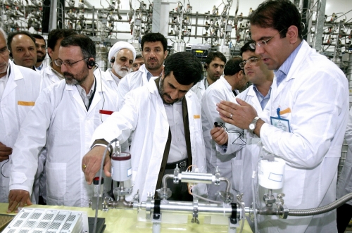 ▲마흐무드 아흐마디네자드(맨 오른쪽) 전 이란 대통령이 2008년 4월 나탄즈의 핵시설을 둘러보고 있다. /AFP연합뉴스
