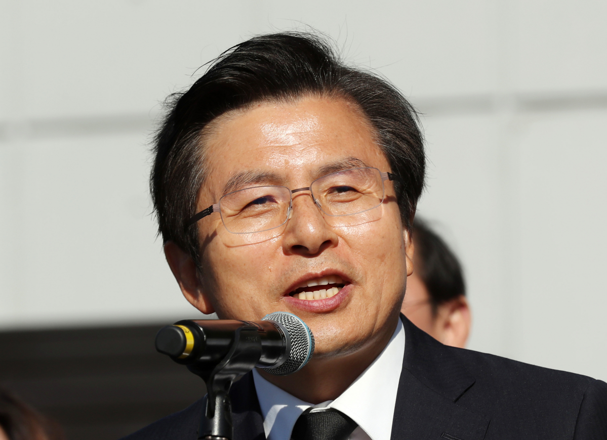 ▲자유한국당 황교안 대표가 21일 오전 인천시 중구 자유공원 내 맥아더 장군 동상에 헌화한 뒤 지지자들을 향해 발언하고 있다.(사진=연합뉴스)