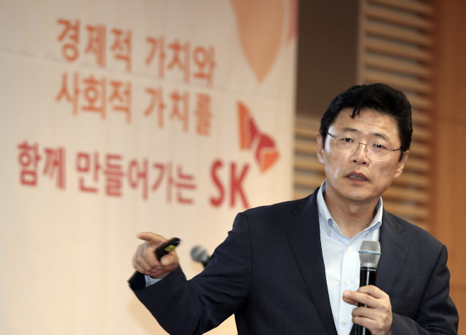 ▲이형희 SK 수펙스추구협의회 SV위원장이 21일 서울 종로구 SK서린빌딩에서 열린 'SK 사회적 가치 측정 설명회'에서 사회적 가치 측정 취지와 방식, 측정 결과와 향후 계획 등에 대해 설명하고 있다. (사진제공=SK그룹)