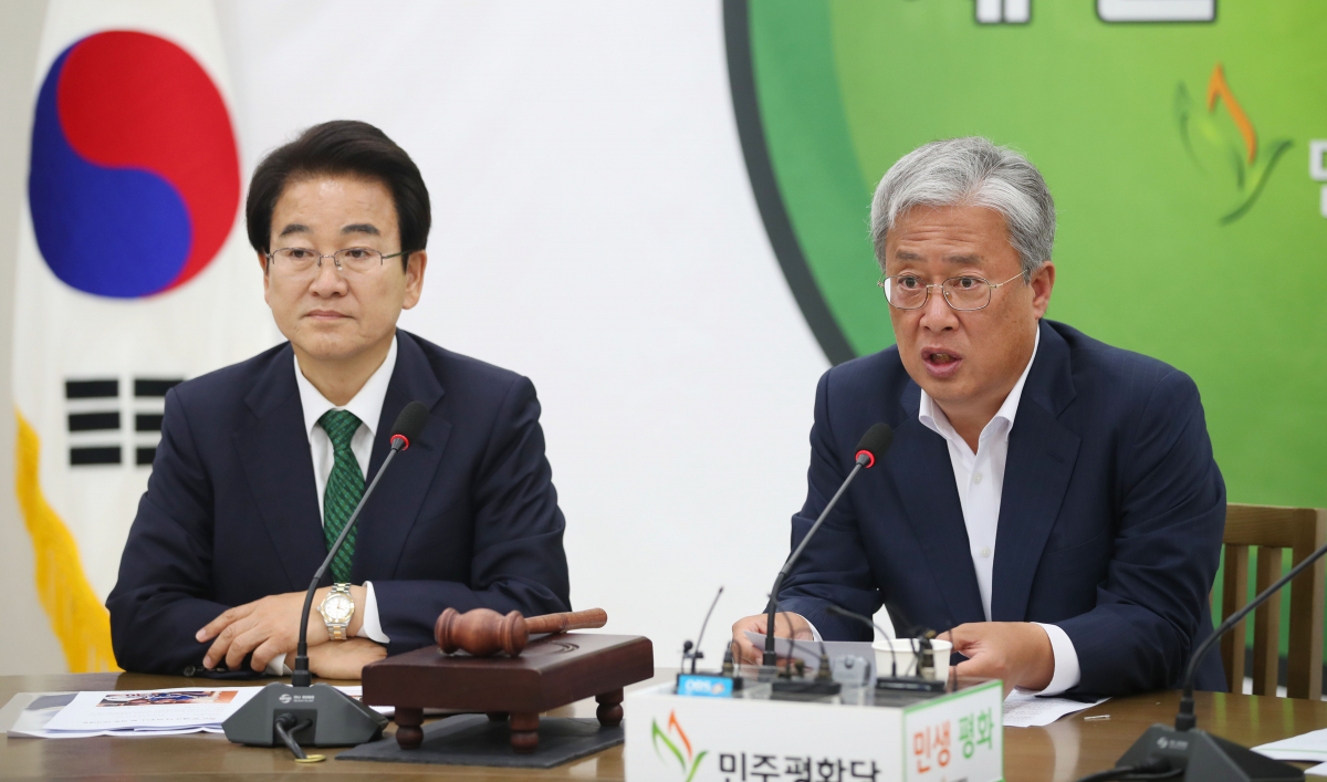 ▲민주평화당 유성엽 원내대표(오른쪽)가 21일 여의도 국회 본청에서 열린 제60차 의원총회에서 발언하고 있다. 왼쪽은 정동영 대표. (연합뉴스)