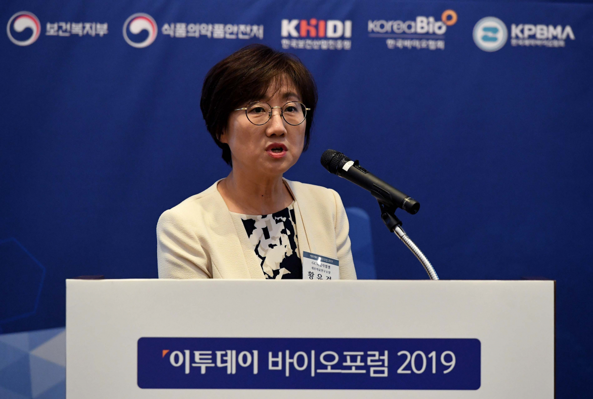 ▲황유경 GC녹십자랩셀 세포치료연구소장이 21일 서울 여의도 전경련회관 컨퍼런스센터에서 열린 ‘이투데이 바이오포럼 2019’에서 ‘면역항암제의 대안, 동종 NK 세포를 이용한 유전자 치료제’를 주제로 발표하고 있다. 이투데이 미디어가 주최한 이날 행사는 오픈 이노베이션을 통해 신약 개발의 가장 큰 어려움으로 꼽히는 자본과 시간의 제약을 극복, K-바이오의 이름을 전 세계에 알리고 있는 국내 제약·바이오 업계의 현황과 성과를 유망 기업의 사례와 함께 들여다보고자 마련됐다. 신태현 기자 holjjak@