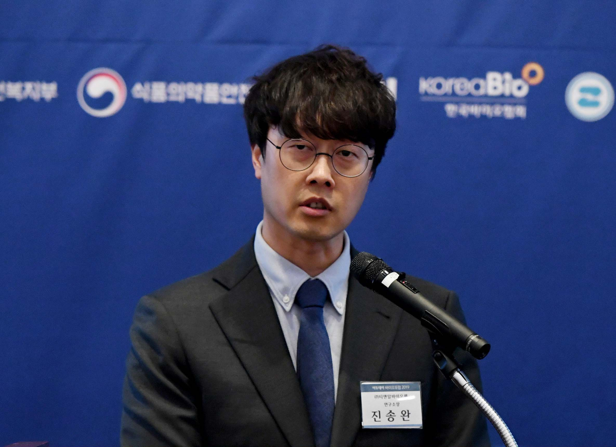 ▲진송완 티앤알바이오팹 연구소장이 21일 서울 여의도 전경련회관 컨퍼런스센터에서 열린 ‘이투데이 바이오포럼 2019’에서 ‘3D 바이오프린팅을 이용한 세포치료제 및 인공조직의 개발’을 주제로 발표하고 있다. 이투데이 미디어가 주최한 이날 행사는 오픈 이노베이션을 통해 신약 개발의 가장 큰 어려움으로 꼽히는 자본과 시간의 제약을 극복, K-바이오의 이름을 전 세계에 알리고 있는 국내 제약·바이오 업계의 현황과 성과를 유망 기업의 사례와 함께 들여다보고자 마련됐다. 신태현 기자 holjjak@