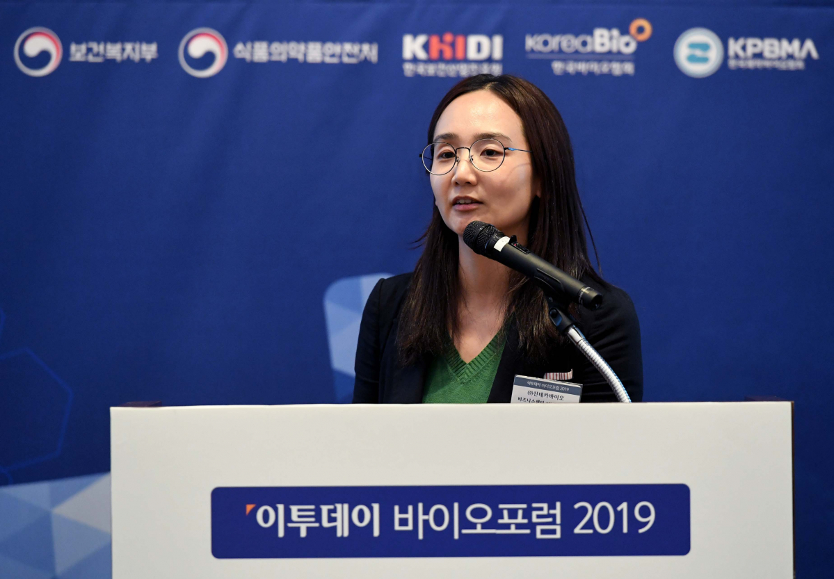 ▲윤여준 신테카바이오 의과학부 박사가 21일 서울 여의도 전경련회관 컨퍼런스센터에서 열린 ‘이투데이 바이오포럼 2019’에서 ‘암면역치료제의 정밀의료 실현을 위한 네오안티젠 분석기술’을 주제로 발표하고 있다. 이투데이 미디어가 주최한 이날 행사는 오픈 이노베이션을 통해 신약 개발의 가장 큰 어려움으로 꼽히는 자본과 시간의 제약을 극복, K-바이오의 이름을 전 세계에 알리고 있는 국내 제약·바이오 업계의 현황과 성과를 유망 기업의 사례와 함께 들여다보고자 마련됐다. 신태현 기자 holjjak@