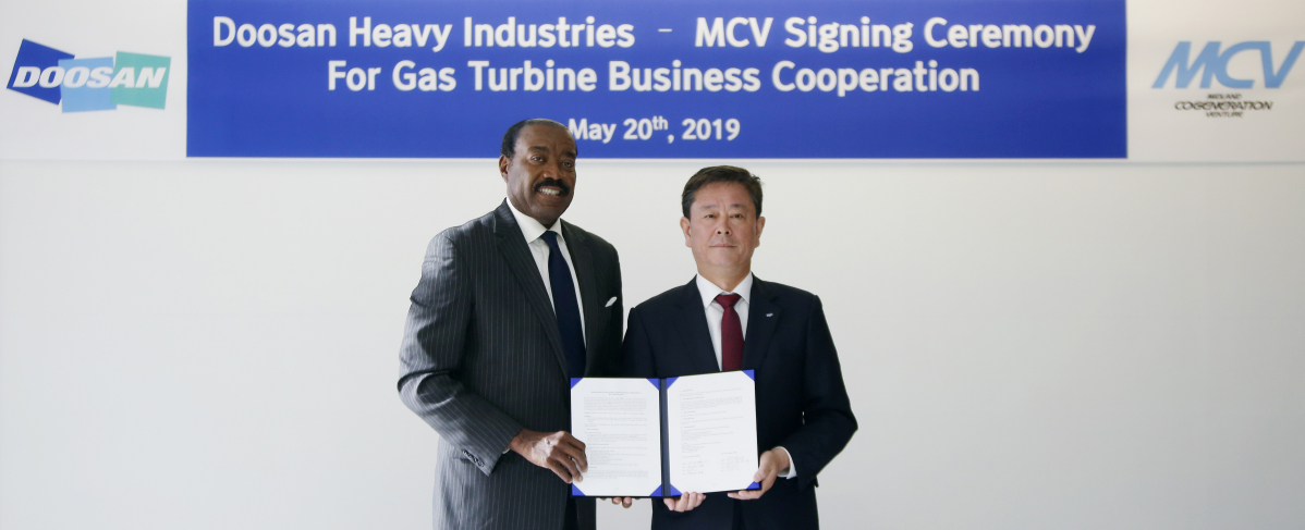 ▲두산중공업 창원 본사에서 20일 열린 두산중공업과 MCV와의 가스터빈 사업협력 MOU 체결식에서 두산중공업 이희직 GT/서비스BU장(오른쪽)과 MCV 도일 베네비(Doyle Beneby) CEO가 MOU 체결 후 협약서를 들고 기념촬영을 하고 있다.(사진제공=두산중공업)