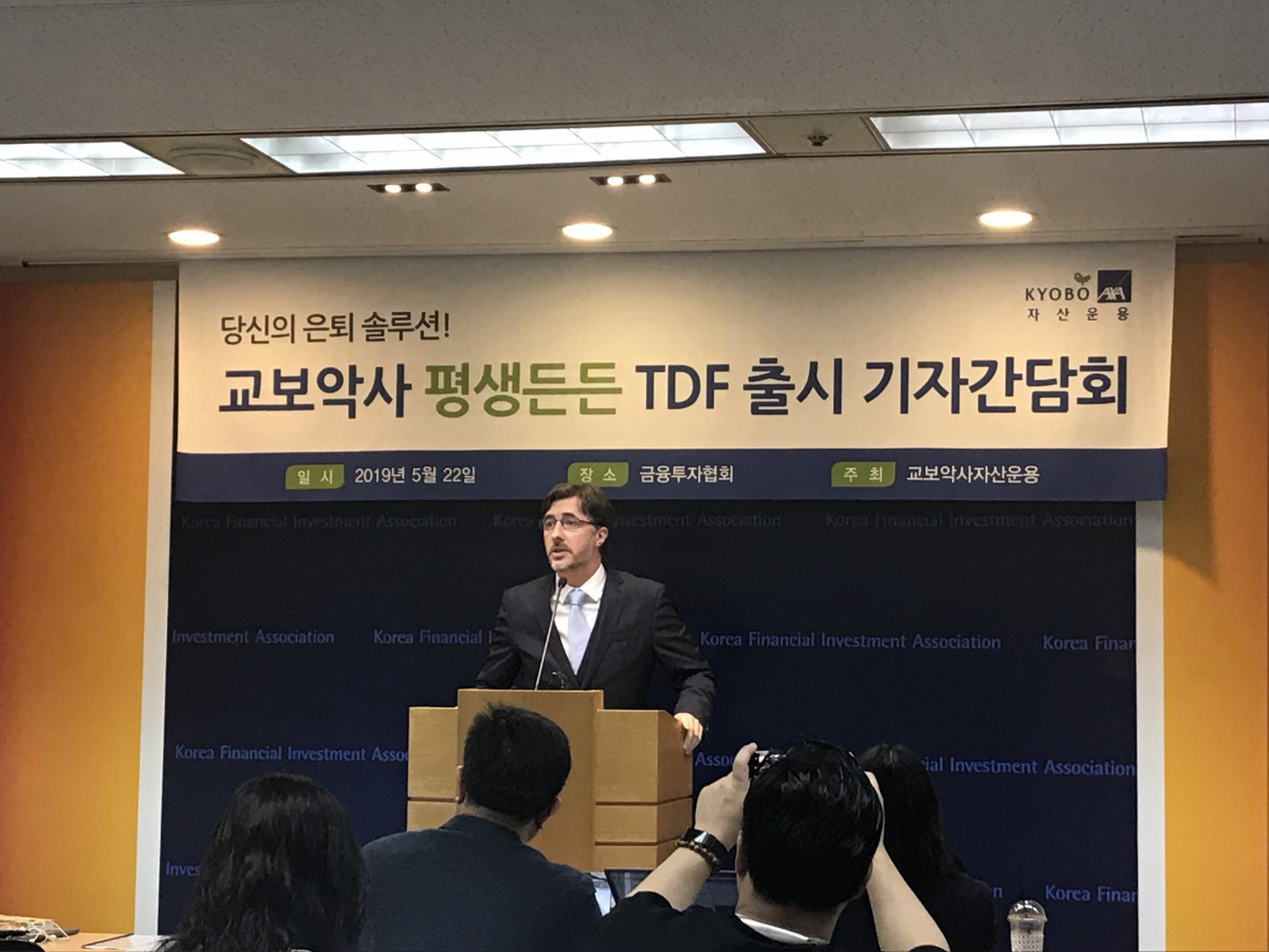 ▲줄리안 멕켄지 교보악사자산운용 부사장이 22일 오전 서울 여의도 금투센터에서 '교보악사 평생든든 TDF' 출시 간담회에서 발표를 하고 있다.(김나은 기자 better68@)