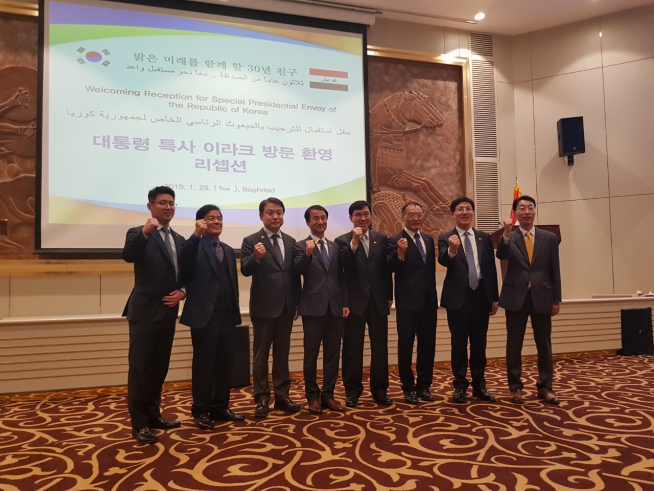 ▲현대건설 정진행 부회장이 이라크 특사단과 함께 찍은 사진(사진=현대건설)