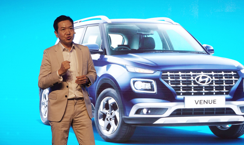 ▲21일 인도 뉴델리 안다즈 호텔에서 열린 현대자동차 소형 스포츠유틸리티차(SUV) '베뉴' 출시 행사에서 현대차 디자인센터장 이상엽 전무가 인사말을 하고 있다.(연합뉴스)