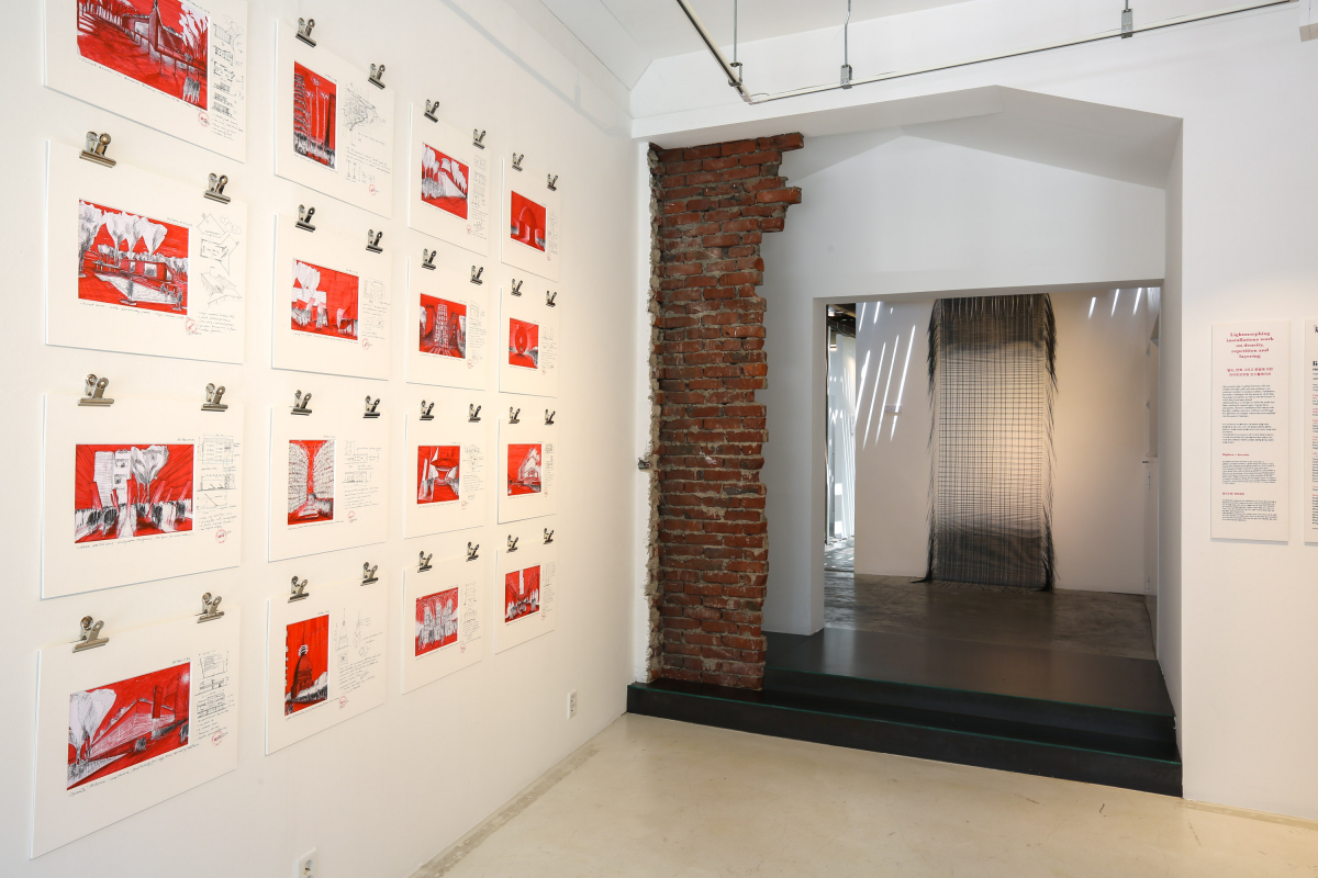 ▲이코 밀리오레의 습작 및 드로잉과 신소재 ‘i-Mesh’로 제작된 태피스트리가 보이는 전시장 전경.