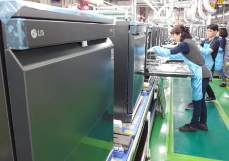 ▲LG전자 직원들이 22일 경남 창원사업장에서 디오스 식기세척기 신제품을 생산하고 있다. (사진제공=LG전자)