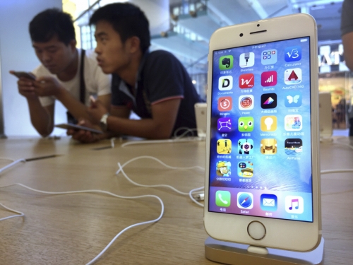 ▲베이징에 있는 애플 매장에 전시된 아이폰. 베이징/AP뉴시스
